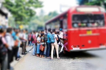 හදිසියේ බස් වර්ජනයක්..බස් රථ වලට කළුතෙල් ප්‍රහාරයක්.