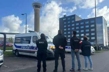 புலம்பெயர்வோரைக் கடத்தும் கும்பலுக்கு உதவியதாக பிரித்தானிய பெண் கைது