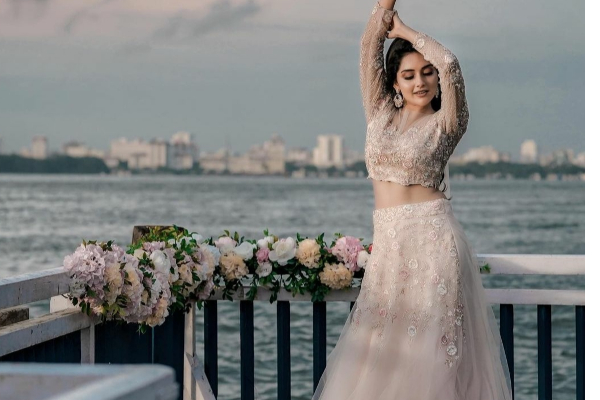 பொறி வைத்து கைது செய்யும்  பெண்ணின் .. கண்ணிலே புரியாமல் மாட்டிக்கொண்டோமா? : வைரலாகும் மகிமா நம்பியார் புகைப்படம்! | Photo By Viral Magima Nambiar