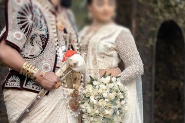 හනිමුන් ගිහින් නිවසට ආ මනාලිය මනාලයාගේ කන සපා කාලා.