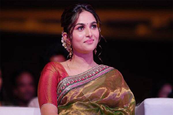 மினுமினுக்கும் உடையில் ஹொட் போஸ் கொடுத்த நடிகை கயாடு லோஹர்! வாயடைத்துப்போன ரசிகர்கள் | Actress Kayadu Lohar Hot Photos Goes Viral