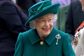 எலிசபெத்தின் மிகப்பெரிய உருவப்படத்தை ஆகாயத்தில் வரைந்த விமானி!