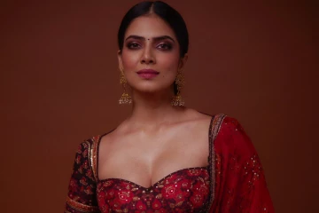 உச்சக்கட்ட கவர்ச்சியில் நடிகை மாளவிகா மோகனன்!! வர்ணித்து தள்ளும் ரசிகர்கள்..