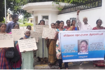 வடக்கு ஆளுநர் செயலகம் முன்பாக உணவுத் தவிர்ப்புப் போராட்டம் (படங்கள்)