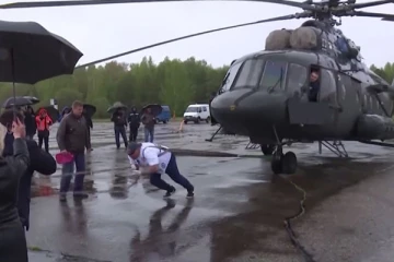 மூன்று ஹெலிகாப்டர்களை 14 அடி தூரம் இழுத்து சென்று ரஷ்யர் ஒருவர் உலக சாதனை