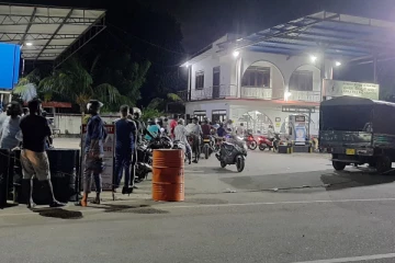 யாழில் எரிபொருள் நிரப்பு நிலையத்தில் குழப்பம்  (படங்கள்)