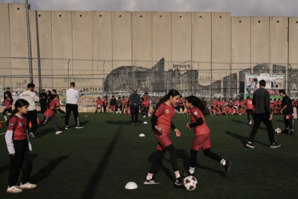 பலஸ்தீன சிறுவர்களின் கால்பந்து மைதானத்தை இடிக்கும் முடிவை ஒத்திவைத்துள்ள இஸ்ரேல் | Israel Pauses Demolition Of Gaza Pitch