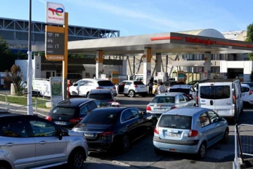 இலங்கையை தொடர்ந்து பிரான்சில் நீண்ட வரிசையில் காத்திருக்கும் வாகனங்கள்!