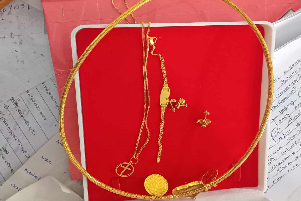 யாழில் வீட்டுப் பணிபெண் செய்த தலைசுற்ற வைக்கும் செயல் ; மீட்கப்பட்ட பொருட்களால் அதிர்ச்சி | Housemaid Commits Shocking Act In Jaffna