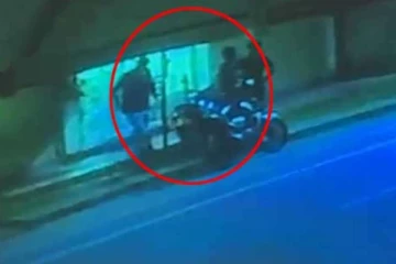 சிறை உத்தியோகத்தரின் கையை வெட்டி மோட்டார் சைக்கிள் கொள்ளை