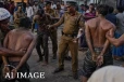 දරුණු ගැටුමක් වැලැක්වීමට ගිය පොලිසීයට ගුටි පූජාවක් - 7 දෙනෙකුට බරපතළ තුවාල