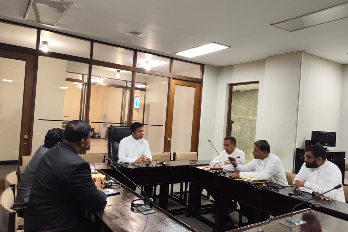 கல்முனை மருத்துவமனை சீருடைப் பிரச்சினைக்கு நிரந்தர தீர்வு | Solution To The Kalmunai Hospital Uniform Issue கல்முனை மருத்துவமனை சீருடைப் பிரச்சினைக்கு நிரந்தர தீர்வு | Solution To The Kalmunai Hospital Uniform Issue