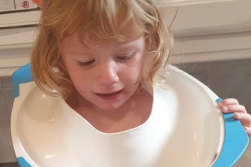 கழிவறை இருக்கையை அணிந்துகொள்ள முயன்ற 2 வயதுச் சிறுமிக்கு நேர்ந்த நிலை!