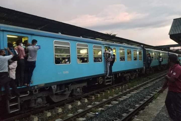 නිසොල්මනේ ඇහැරෙන මීළඟ කොරෝනා පොකුර (PHOTOS) | Covid 19 Update Sri Lanka Spread In Train