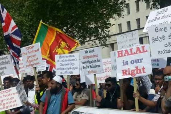 இலங்கை போராட்டத்தில் கவனத்தை ஈர்த்த புகைப்படம்! | People Protest Viral Photo Economic Crisis Colombo இலங்கை போராட்டத்தில் கவனத்தை ஈர்த்த புகைப்படம்! | People Protest Viral Photo Economic Crisis Colombo