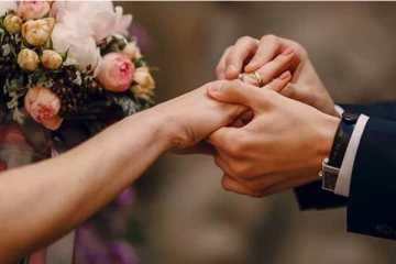 காதலனை அடைத்து வைத்த உறவினர்கள்; திருமண கோலத்துடன் பொலிஸ் நிலையம் சென்ற பெண்