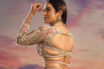 புத்தாண்டுக்கு குறை வைக்காத போஸ்!! உச்சக்கட்ட கவர்ச்சியால் மயக்கிய ரம்யா பாண்டியன்...