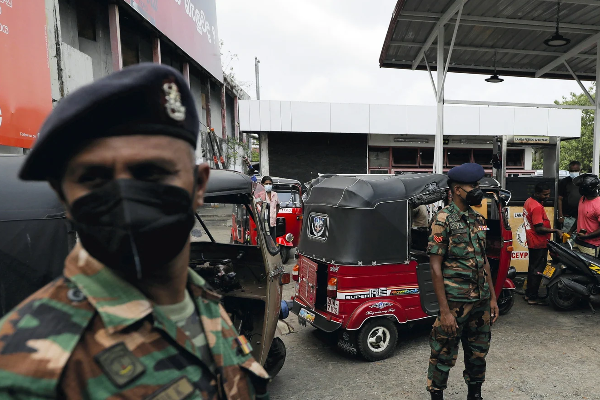 எரிபொருள் நிலையங்களில் பதற்றம்: காவல்துறையினர் முன்னிலையில் பாதாள உலக குழு அடாவடி | Threat At The Gas Station