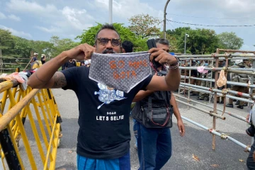 உள்ளாடைகள் மூலம் எதிர்ப்பு ...இலங்கையில் அரசுக்கு எதிராக வலுக்கும் மக்கள்  போராட்டம்..!