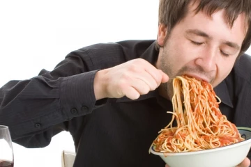 உணவை வேகமாக சாப்பிட்டால் இந்த பிரச்சனைகள் எல்லாம் வரும்! உஷாரா இருங்க