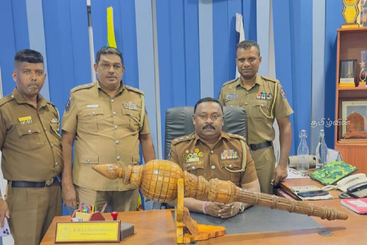 மீட்கப்பட்ட வவுனியா மாநகர சபை செங்கோல்: நீதிமன்றில் ஒப்படைத்த பொலிசார் | Vavuniya Municipal Council Mace Recover Police