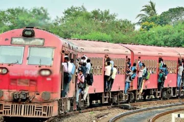 දුම්රිය ප්‍රමාදයක් - මේ දුම්රිය අල්ලන්න දුවන මගීන්ට දැනුම්දීමක්