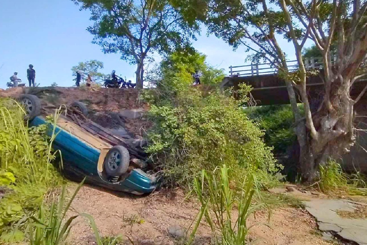 பள்ளத்தாக்கில் கவிழ்ந்த கார்! சாரதி தப்பியோட்டம் | Dambulla Car Accident பள்ளத்தாக்கில் கவிழ்ந்த கார்! சாரதி தப்பியோட்டம் | Dambulla Car Accident