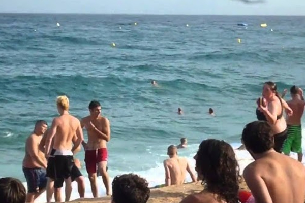 ஸ்பெயின் கடற்கரையில் இராட்சத அலையால் மூவர் உயிரிழப்பு | Three Killed In Giant Wave On Spanish Coast