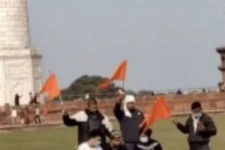 தாஜ்மஹால் வளாகத்தில் காவிக்கொடி அசைத்து வீடியோ எடுத்த நான்கு பேர் கைது