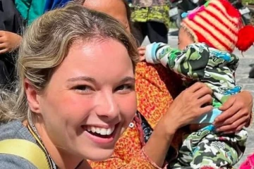 சுற்றுலா சென்ற இடத்தில் யானையை குளிக்க வைத்த பெண்: திடீரென நிகழ்ந்த பயங்கரம்