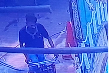 பட்டப்பகலில் பாடசாலைக்குள் துவிச்சக்கர வண்டியை திருடிய இளைஞன்
