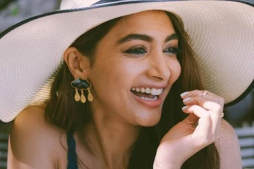 இங்கவள கொஞ்சம் கண்ட்ரோல் பண்ணுங்க!பீச்சில் விஜய்பட நடிகை..