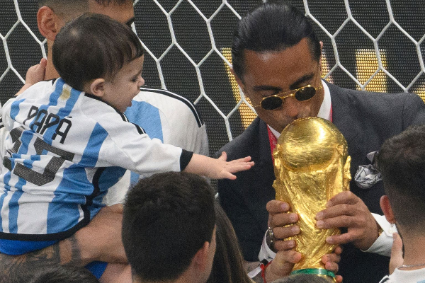 FIFA world cup 2022 வெற்றிக்கோப்பையை முத்தமிட்ட சமையல்காரர்! பீபா விசாரணை | The Chef Kissed The Fifa World Cup 2022 Trophy