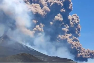 இத்தாலியில் திடீரென வெடித்த எரிமலை ; உயிரை கையில் பிடித்து ஓடிய மக்கள்