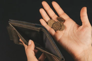 கையில துளிக் கூட பணம் இல்லையா? இனி இந்த தவறுகளை திருத்துங்க... கோடிக்கணக்கில் பணம் சேரும்!