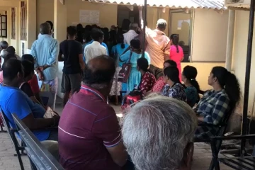 யாழில் மருந்துகளை பெறுவதற்கு நீண்டநேரம் காத்திருந்த மக்கள்!(photos)