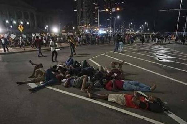 திருமண பந்தத்தில் இணைந்த கையோடு போராட்டத்தில் ஈடுபட்ட தம்பதி! | Sri Lanka Protest Newlywed Couple Gohomegota திருமண பந்தத்தில் இணைந்த கையோடு போராட்டத்தில் ஈடுபட்ட தம்பதி! | Sri Lanka Protest Newlywed Couple Gohomegota