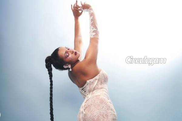 என்னது நடிகை பார்வதியா இது, உடல் எடை குறைத்து அவர் எடுத்த போட்டோ ஷுட்... ஷாக்கான ரசிகர்கள் | Parvathy Halloween 2025 Photoshoot Goes Viral