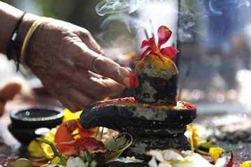 தீராத பிரச்னையும் தீர இந்த பொருட்களை தானமாக கொடுங்க