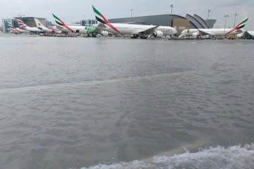 ஐக்கிய அரபு அமீரகம் முழுவதும் வரலாறு காணாத மழை; வெள்ளத்தில் டுபாய் விமான நிலையம்