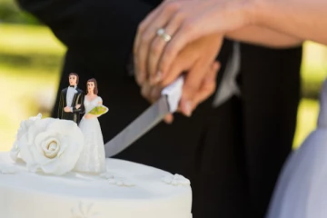 வருங்கால கணவருக்கு சர்ப்ரைஸ் தருவதாக கூறி கழுத்தை அறுத்த புஷ்பா!