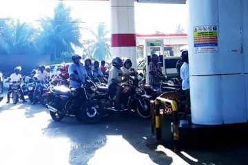 யாழ்.மாவட்டத்திலும் முண்டியடிக்கும்  மக்கள்!