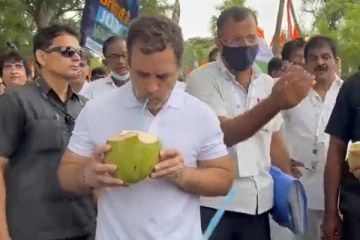 பாதயாத்திரை பயணம் - ரோட்டோர கடையில் இளநீர் குடித்த ராகுல்காந்தி - வைரலாகும் வீடியோ