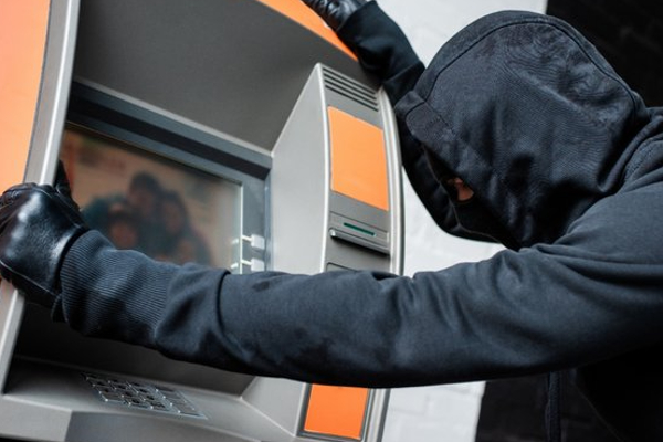 போலி ஏடிஎம் அட்டை மூலம் கொள்ளை; சிக்கிய 24 வயது இளைஞர்! | Robbery With Fake Atm Card 24 Year Old Youth