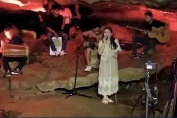 குகைக்குள் நடந்த இசைக் கச்சேரி