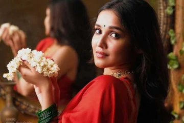 19 வயதான அஜித் ரீல் மகள் அனிகா சுரேந்திரனின் நியூ லுக்!! புகைப்படங்கள் இதோ...