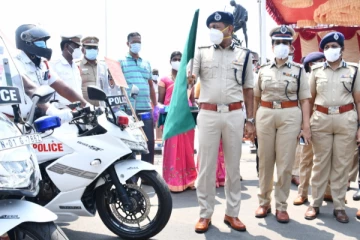 கொரோனா விழிப்புணர்வு பேரணி நடத்திய சென்னை போக்குவரத்து காவல்துறை