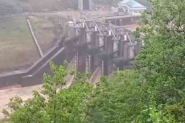 வான்கதவுகள் திறப்பால் அபாயம் ; மத்திய மாகாணப் பகுதிகளில் உயர் எச்சரிக்கை நிலை | High Alert Level In Central Province Areas வான்கதவுகள் திறப்பால் அபாயம் ; மத்திய மாகாணப் பகுதிகளில் உயர் எச்சரிக்கை நிலை | High Alert Level In Central Province Areas