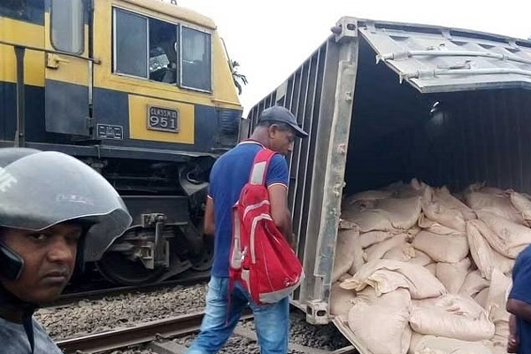 புகையிரதத்துடன் மோதி கொள்கலன் விபத்து! | The Container Accident With Train