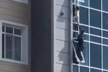 கதறும் குழந்தை! நொடியில் உயிரை காப்பாற்றியவருக்கு அடித்த அதிர்ஷ்டம்